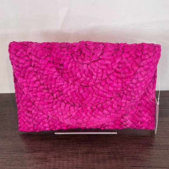 Straw Fuscia Clutch with Fold Over Clasp, Wristlet, and Gold Chain Strap NWT - Picture 3 of 10